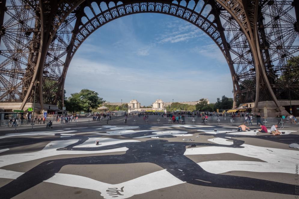 fresco en la plaza de la Torre Eiffel