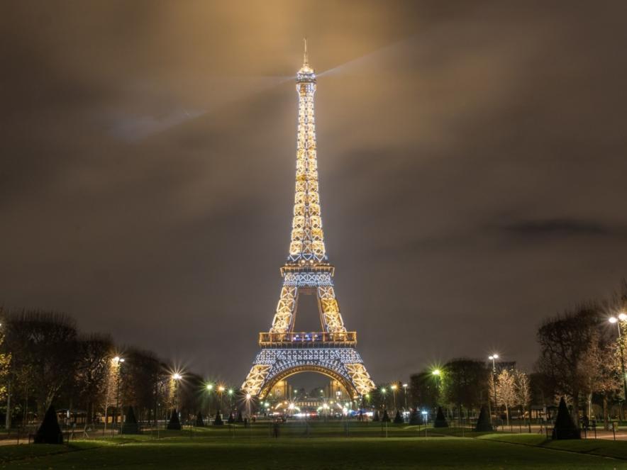 vue de nuit champs de mars tour eiffel