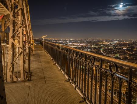 Vista de noctura de la primera planta de la Torre Eiffel  